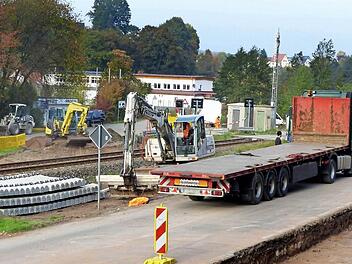Hochbetrieb herrscht derzeit am Bahnübergang "Weiherweg". Foto: Dieter Hübner