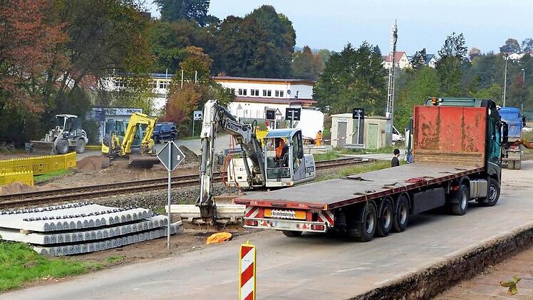 Hochbetrieb herrscht derzeit am Bahnübergang "Weiherweg". Foto: Dieter Hübner