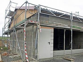 Hinter dem Bauhof entsteht die Gerätehalle der Siedlervereinigung. Nach Abschluss der Restarbeiten wird dort das Inventar des Vereins zentral untergebracht.  Foto: Stefan Geiger