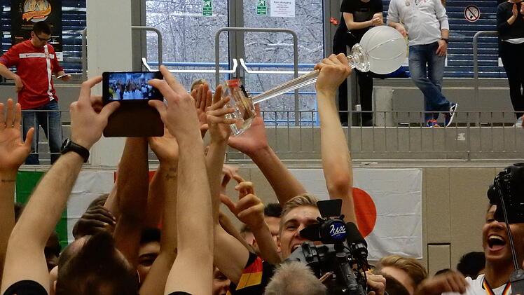 Da ist das Ding! Der Münchner Richard Freudenberg, in die beste Fünf des Turniers gewählt, reißt den Siegerpokal in die Höhe. Foto: Udo Schilling
