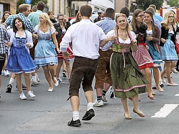 Die "Nordhalmer Kerwamaala und Kerwabuum" führten nach dem Festgottesdienst einen Tanz am Lindenplatz auf.  Foto: Michael Wunder