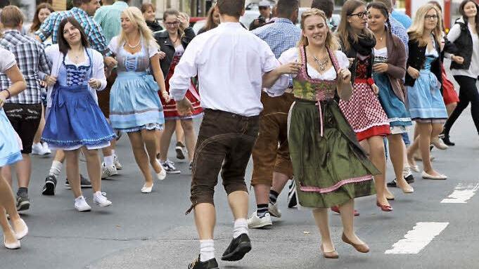 Die "Nordhalmer Kerwamaala und Kerwabuum" führten nach dem Festgottesdienst einen Tanz am Lindenplatz auf.  Foto: Michael Wunder