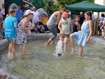 Beim Nüdlinger Fläär spielten viele Kinder im Wasser des Dorfbrunnens und waren begeistert . Foto: Arthur Stollberger