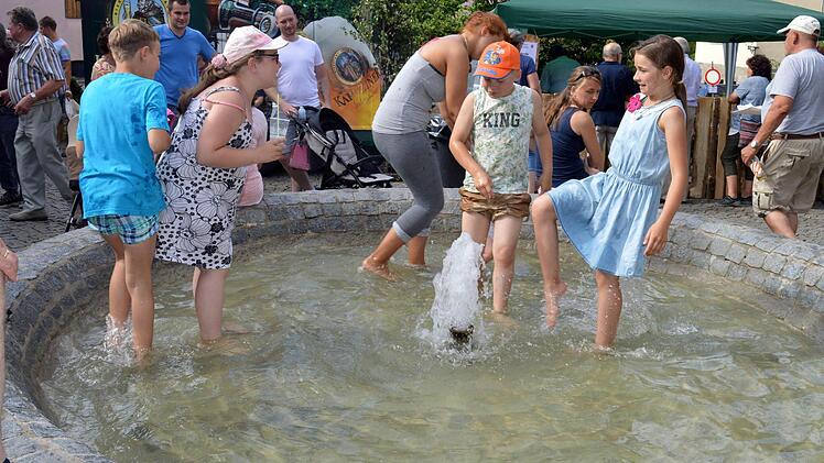 Beim Nüdlinger Fläär spielten viele Kinder im Wasser des Dorfbrunnens und waren begeistert . Foto: Arthur Stollberger