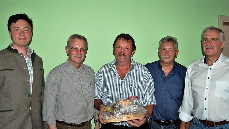 Ludwig Hilpert (Mitte), langjähriger Vorsitzender der drei Waldkörperschaften Busch, Heckig und Kuhplatz in Ebenhausen sowie Beigeordneter im Vorstand der Forstbetriebsgemeinschaft Rhön-Saale, wurde von deren Geschäftsführer Fabian Menzel (links) und dem im Amt bestätigten Vorstand (von links) Gotthard Schlereth (Oberthulba), Peter Hart (Fuchsstadt) und Jürgen Karle (Wartmannsroth) verabschiedet. Foto: Sigismund von Dobschütz