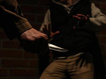 Zu einer Auseinandersetzung zwischen einem 23- Jährigen und einer Gruppe kam es am Freitag in einer Gaststätte in Altenkunstadt. Der 23- Jährige bedrohte dabei die Gruppe mit einem Klappmesser. Symbolfoto: Christopher Schulz