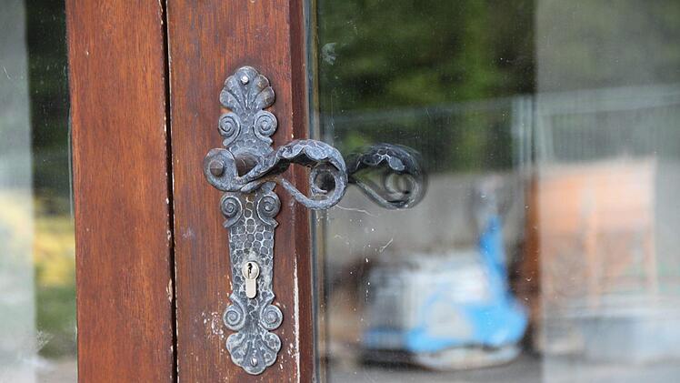 Die Tür zum Lehrgebäude bleibt geschlossen. Innen wird alles saniert. Foto: Ulrike Müller