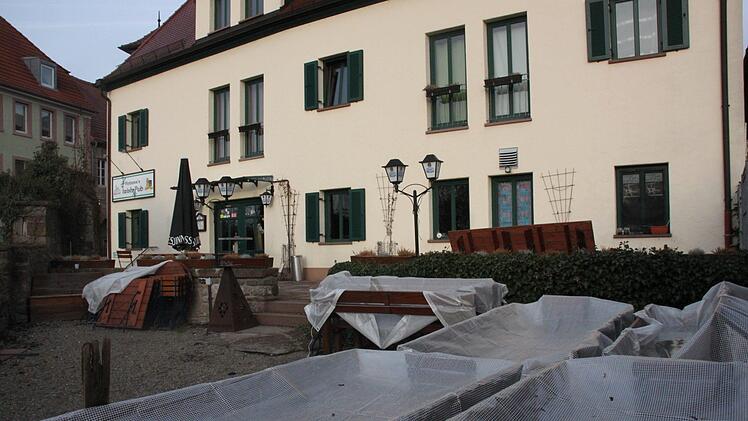 Bis vor kurzem noch abgedeckt, erfreut sich der Biergarten inzwischen dank des schönen Wetters wieder großer Beliebtheit.Kerstin Väth