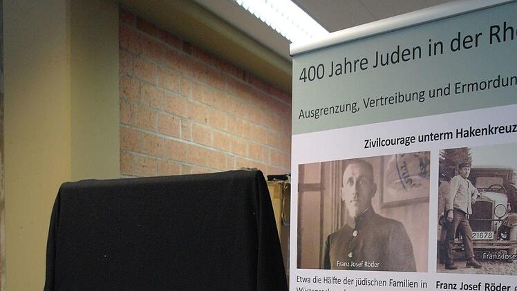 Schüler des Franz-Miltenberger-Gymnasiums haben die Ausstellung "400 Jahre Juden in der Rhön" durch einen Beitrag über Irma Khan, die 1930 am Brückenauer Gymnasium Abitur machte, ergänzt.  Foto: Stephanie Elm