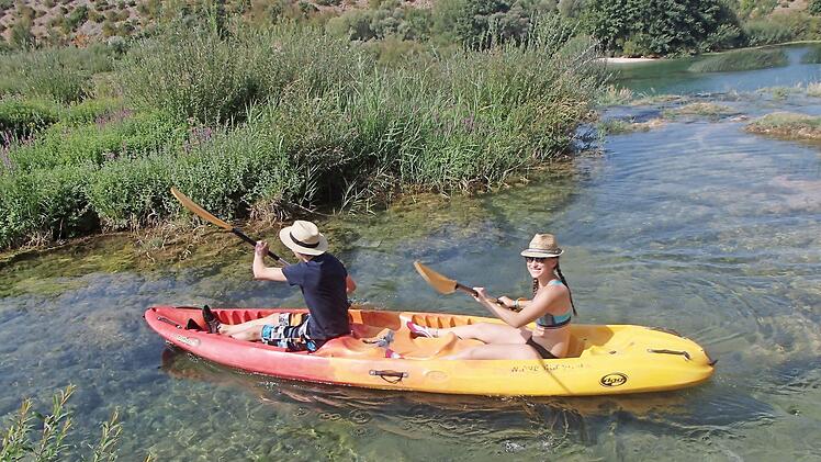 Die Kroatien-Freizeit des Landkreises Bad Kissingen (das Bild entstand dort 2018) musste heuer wegen Corona abgesagt werden. Aber auf Kanutour k&ouml;nnen Jugendliche trotzdem gehen und zwar am 12. und 13. August auf der Fr&auml;nkischen Saale. Das ist nur ein erlebnisreicher Punkt im umfangreichen Programm. Foto: Kommunale Jugendarbeit im Lkr. Bad Kissingen