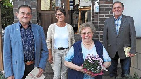 Für 50 Jahre KAB wurde Marga Rauh von (von links) Kreisvorsitzendem Günter Romig, Verbandsreferentin Manuela Hannweber-Mähringer und Ortsvorsitzendem Andreas Endes ausgezeichnet.  Foto: Reinhard Conradi