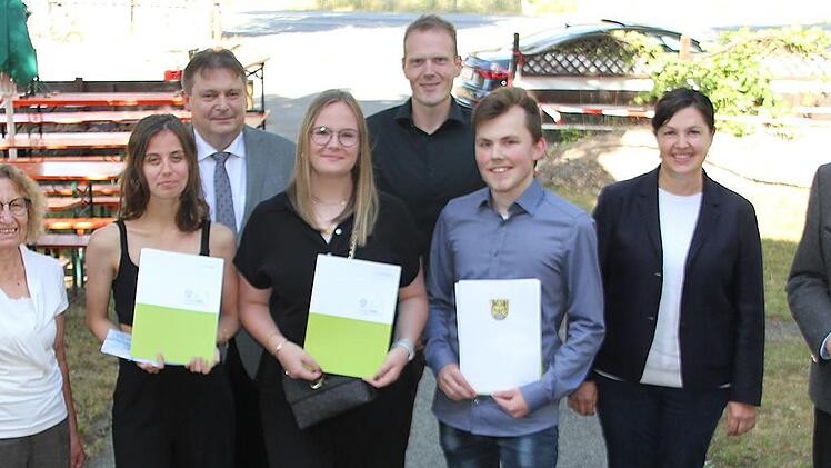 Konnten die Sabel-Fos mit Bestnoten abschlie&szlig;en: Emelie M&uuml;ller (dritte von links), Linda Neubauer (f&uuml;nfte von links) und Patrick K&ouml;hlerschmidt (dritter von rechts). Mit ihnen freuen sich (von links): Sibylle Fugmann (IHK-Gremium), Petra Detzel (Sc...