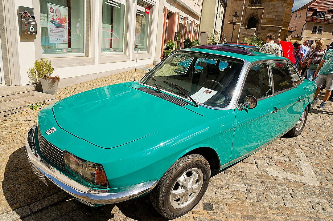 Historische Automobile und Motorräder