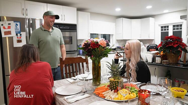 Zusammen mit Joshuas Familie feiert Laura Thanksgiving. Ihr Ehemann ist am Telefon mit dabei.