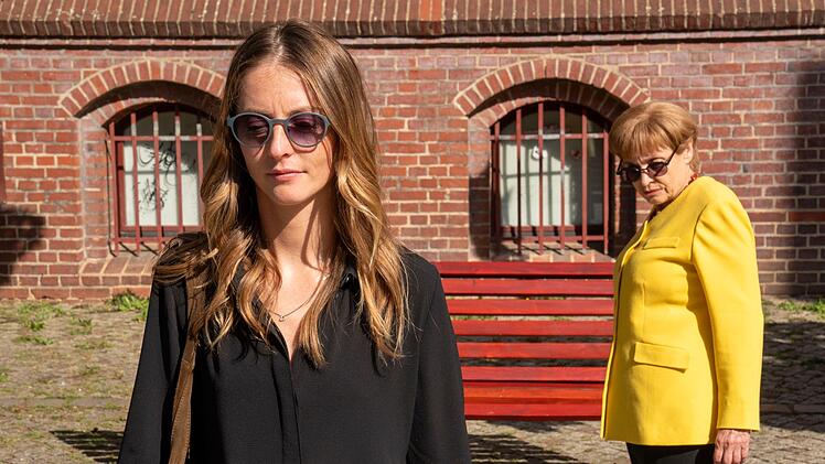 Jessica Kunkel (Paula Kroh, links) und Angela Merkel (Katharina Thalbach) lernen sich auf dem Friedhof kennen. Welches Geheimnis umgibt die beiden Bestatterfamilien der Uckermark-Gemeinde?