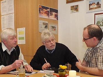 Die Bilanz eines Jahres, wie sie auch beim Neujahrsempfang der Steinacher Vereine gezogen wurde, erschöpft sich nicht nur in den öffentlichen Veranstaltungen. Das Bild zeigt Ortssprecher Paul Schmitt, Bürgermeister Wolfgang Back und Volker Stahl (v.l.) im Gespräch. Foto: Björn Hein