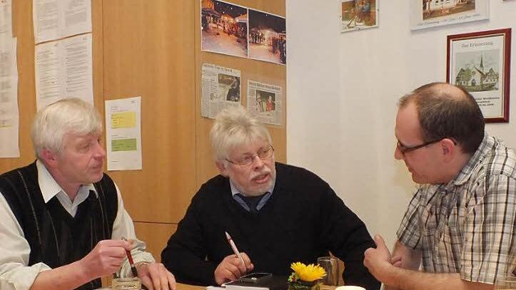 Die Bilanz eines Jahres, wie sie auch beim Neujahrsempfang der Steinacher Vereine gezogen wurde, erschöpft sich nicht nur in den öffentlichen Veranstaltungen. Das Bild zeigt Ortssprecher Paul Schmitt, Bürgermeister Wolfgang Back und Volker Stahl (v.l.) im Gespräch. Foto: Björn Hein