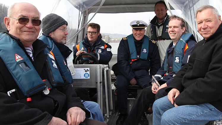 Die Schleuse in Marktbreit ist besonders wassersportfreundlich. Schleusenbetreiber, Wasserschutzpolizei und Marktbreiter Hockey-Club freut das. Fotos: Carmen Schmitt