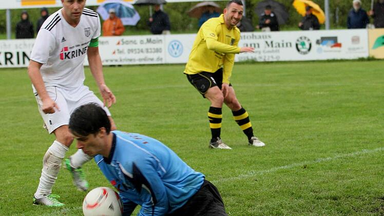 Der Sander Keeper Markus Geier glänzte in der 2. Halbzeit mit einigen Paraden und verhinderte einige Tor für seine Mannschaft. Auch hier begräbt er die scharfe Hereingabe unter sich; sein Kapitän Daniel Rinbergaus (links) kann beruhigt zusehen und der Amberger Oliver Georgiev wartet vergeblich auf seinen Chance.
