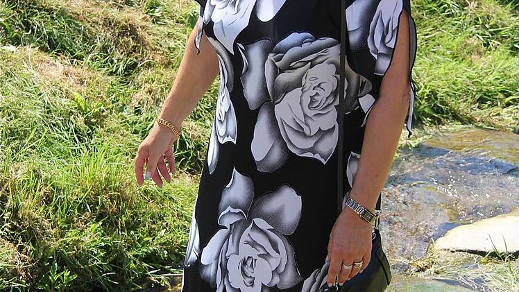 Stadträtin Gabi Ebert sucht Abkühlung.