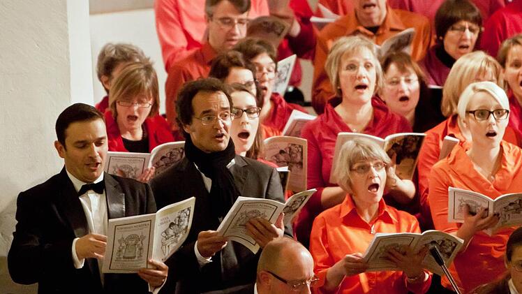 Gemeinsam mit der peruanischen Instrumentalgruppe "Indoamerika Perumanta" führte der Chor "Unerhört" Musik von Ariel Ramirez in der Coburger Heilig-Kreuz-Kirche auf.Foto: Jochen Berger