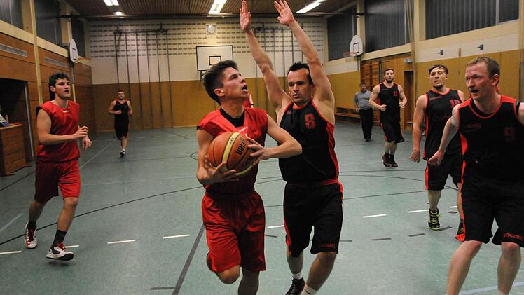 Nicht nur die Herrenmannschaft wartet darauf, in der erneuerten Halle wieder spielen zu können. Foto: Felix Winterer