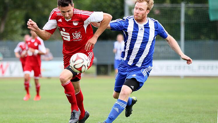 Behauptet sich mit vielen jungen Spielern in der Landesliga: FC Coburg (rote Trikots)Foto: Archiv