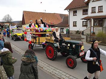 Feuerwehrvorsitzende Johanna Leitsch und Kommandant Tobias Leitsch (auf dem Bulldog) zogen das Prinzenpaar Prinz Kai der Erste vom Heißen Eisen und Prinzessin Lisa die Erste vom Hohlen Zahn durchs Speicherzer Dorf. Foto: Stephanie Elm