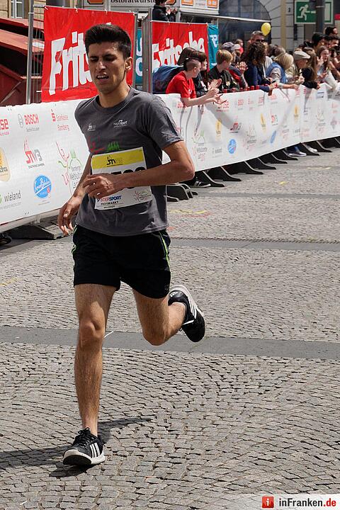 Weltkulturerbelauf 2017 in Bamberg: Der Zieleinlauf am Maxplatz