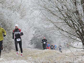 Im Vorjahr ging es für die Silvesterlauf-Sportler durch eine eisig-winterliche Landschaft.ssp