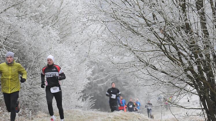 Im Vorjahr ging es für die Silvesterlauf-Sportler durch eine eisig-winterliche Landschaft.ssp
