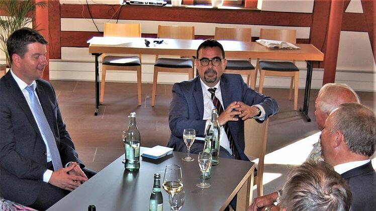 Bayerns neuer Bürgerbeauftragter Klaus Holetschek (53, Mitte) traf sich in Bad Kissingen mit Bürgern und Mandatsträgern. Foto: Sigismund von Dobschütz