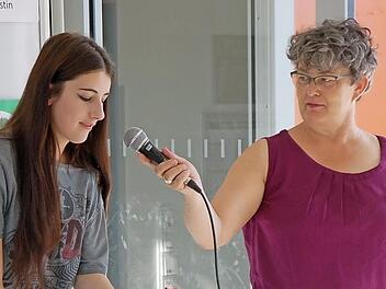 Viviane Schwartl, assistiert von Sozialpädagogin Birgit Seufert, band kunstvoll einen Rosenstrauß. Foto: M. Mellenthin