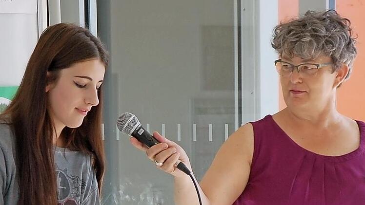 Viviane Schwartl, assistiert von Sozialpädagogin Birgit Seufert, band kunstvoll einen Rosenstrauß. Foto: M. Mellenthin