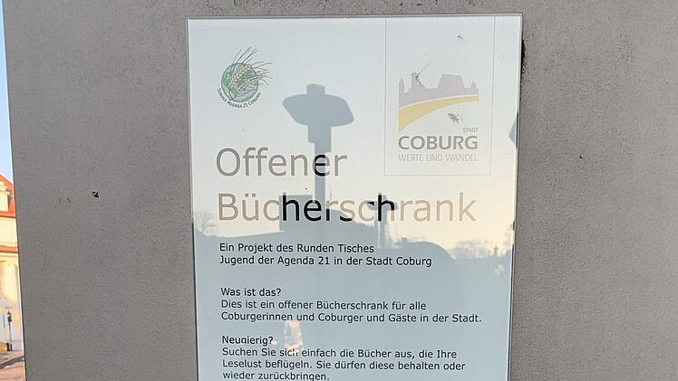 Der offene Bücherschrank am Theaterplatz in Coburg war Ziel von bislang unbekannten Vandalen.Oliver Schmidt