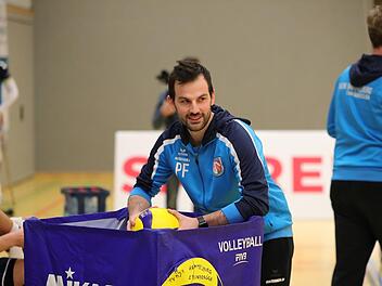 Die Hand bleibt am Volleyball, aber nicht mehr als Coach der Hammelburg Volleys: Philipp Fischer. Fotos: Jens Feistel