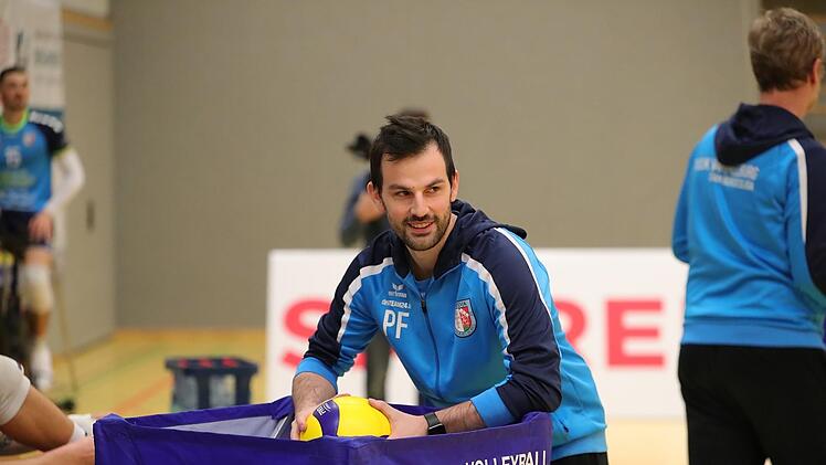 Die Hand bleibt am Volleyball, aber nicht mehr als Coach der Hammelburg Volleys: Philipp Fischer. Fotos: Jens Feistel