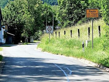 Trotz Geschwindigkeitsbegrenzung rasen viele Autos aus Richtung Hegnabrunn nahezu ungebremst bis in die Ortsmitte von Feuln.