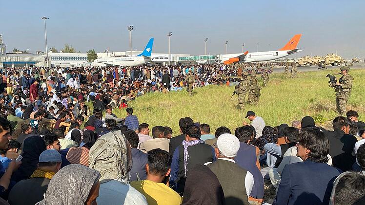 Dramatische Szenen am Flughafen in Kabul. Tausende Menschen wollen das Land verlassen.