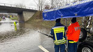 Gebrochener Bahndamm: Wasser überflutet Bundesstraße