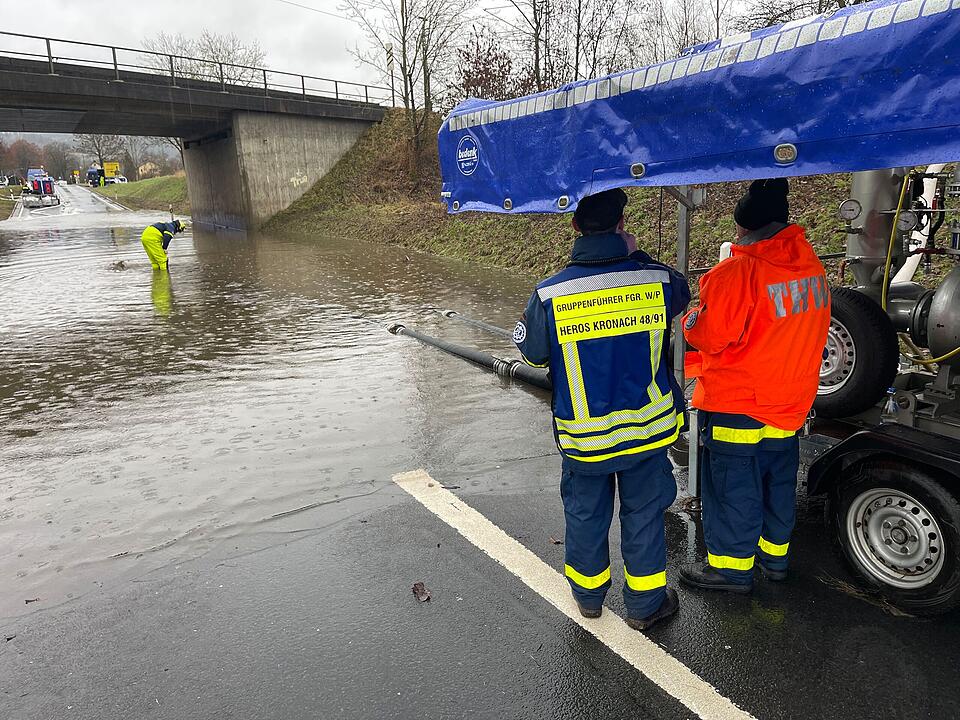 Gebrochener Bahndamm: Wasser überflutet Bundesstraße