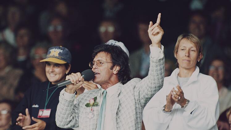 1996 musste das Wimbledon-Turnier wegen Regens pausiert werden. Cliff Richard überbrückte die Zeit mit einem Spontanauftritt - ganz ohne Begleitband.