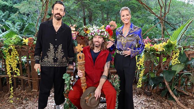 Gil Ofarim (Mitte) hat den Sieg in der 19. Staffel der Reality-Show "Ich bin ein Star - Holt mich hier raus!" geholt.