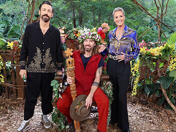 Gil Ofarim (Mitte) hat den Sieg in der 19. Staffel der Reality-Show "Ich bin ein Star - Holt mich hier raus!" geholt.