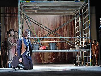 Danton (Nils Liebscher) auf dem Schafott, vor dem öffentlichen Ankläger (Thomas Straus, links)und Robespierre (Thorsten Köhler)  Foto: Andrea Kremper
