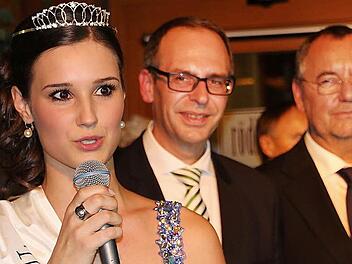 Bald wird die Amtszeit von Thermenkönigin Madeleine I. (im Bild mit Landrat Meißner und Bürgermeister Kohmann) beendet sein. Wer tritt dann ihre Nachfolge an? Foto: Archiv