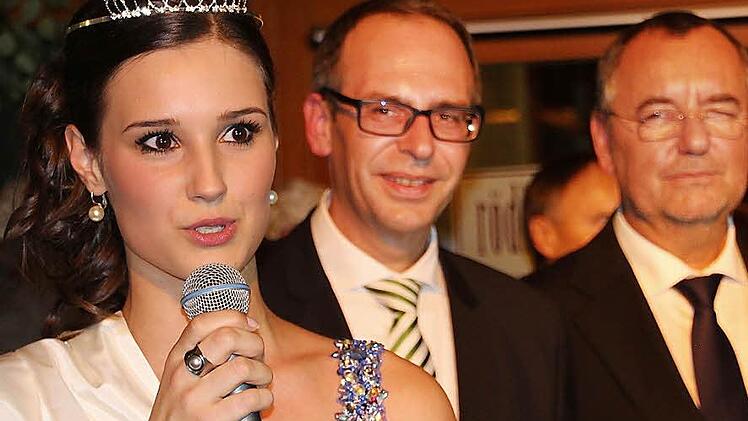 Bald wird die Amtszeit von Thermenkönigin Madeleine I. (im Bild mit Landrat Meißner und Bürgermeister Kohmann) beendet sein. Wer tritt dann ihre Nachfolge an? Foto: Archiv