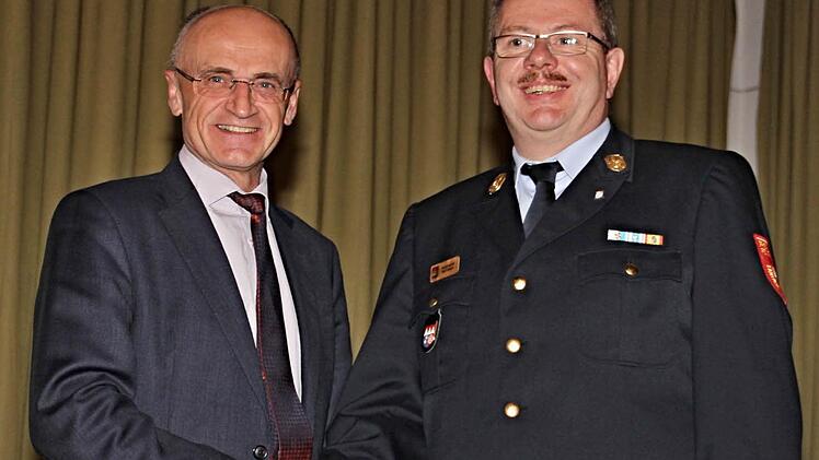 Ralf Dressel (rechts) bleibt Kreisbrandrat im Landkreis Haßberge. Er erhielt 70 Stimmen. Wahlberechtigt waren 106 Feuerwehrführer aus dem Landkreis. Landrat Wilhelm Schneider (links) hatte Dressel vorgeschlagen und gratuliert zur Wiederwahl.