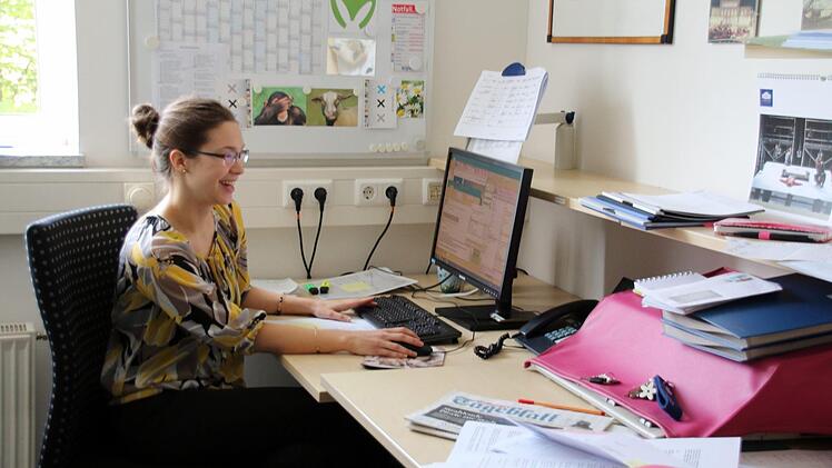 "Jeder Tag bringt mir etwas Neues", sagt Natascha Babucke. Ihr Arbeitsplatz im Vorzimmer des Kaufmännischen Direktors des Coburger Landestheaters, Fritz Frömming, bietet der Kauffrau für Büromanagement viel Gelegenheit ihren Vorlieben fürs Organisieren und für Sprachen zu frönen. Foto: Bettina Knauth