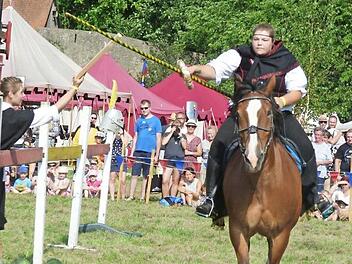 Eine Lanze gebrochen für ein gelungenes Ritterfest haben die vielen Teilnehmer auf und rund um die Burg Waischenfeld.  Foto: Thomas Weichert